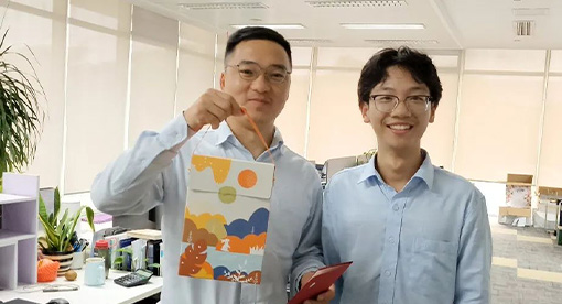 邁安德新員工為指導人送上中秋月餅